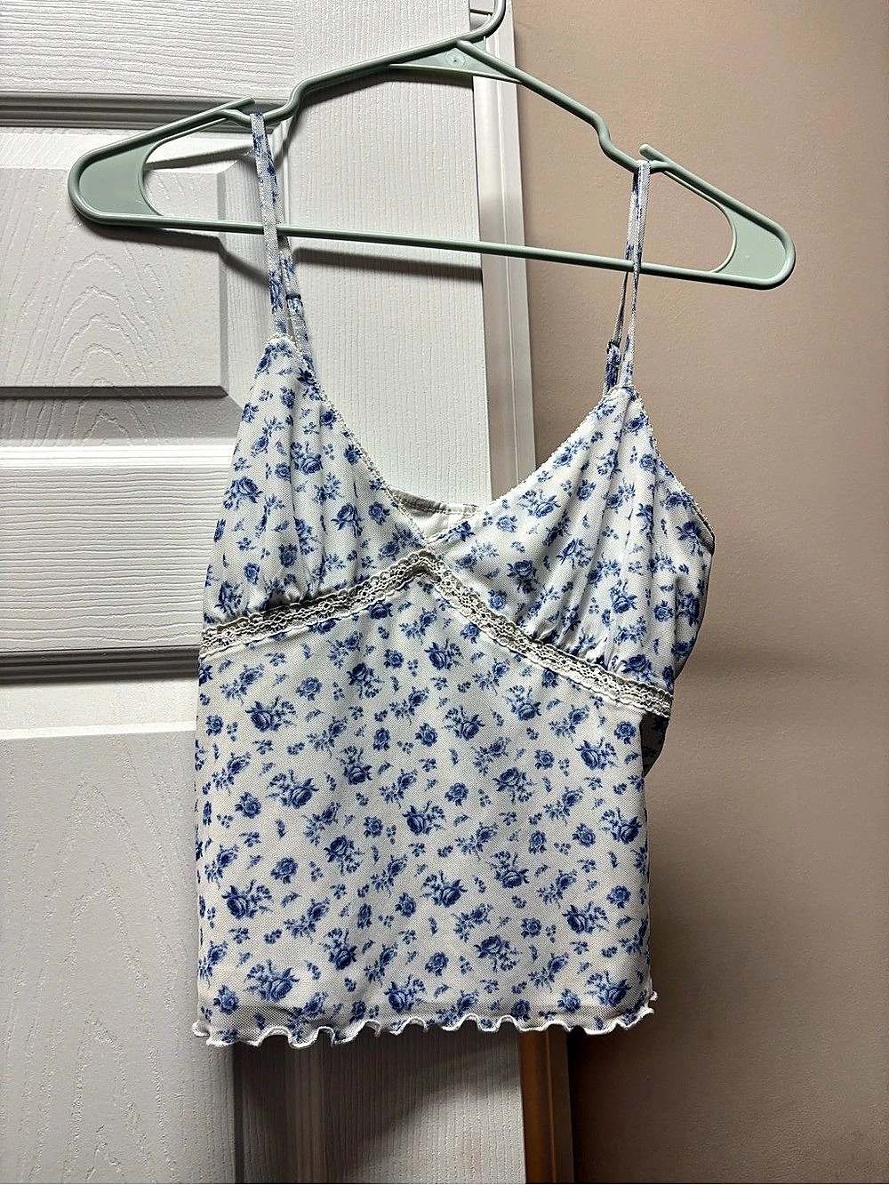 Abound Floral Camisole in White & Blue Size Small Like New